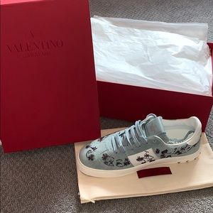 Sz 8 NIB Valentino Sneakers